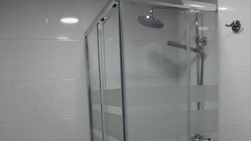 Een douche, een bidet, handdoeken, zeep