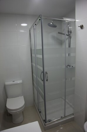 Douche, bidet, serviettes fournies, savon