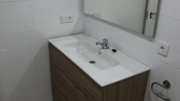 Douche, bidet, serviettes fournies, savon