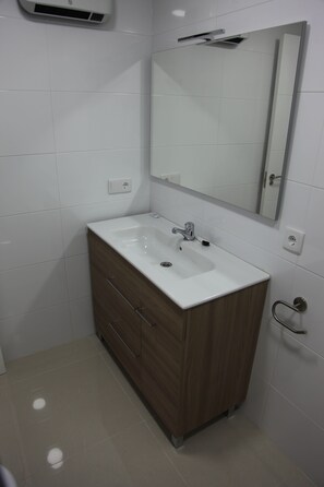 Douche, bidet, serviettes fournies, savon