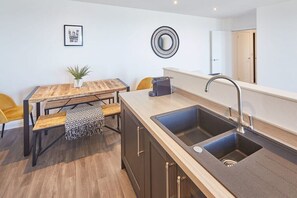 Fridge, oven, stovetop, dishwasher