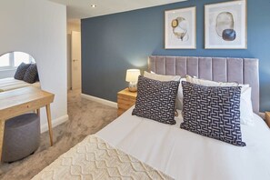 3 عدّة غرف نوم ومكواة/لوح كي وواي فاي مجانًا وملاءات أسرّة