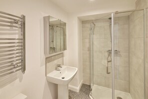 أحواض استحمام، مجففات شعر، مناشف، صابون