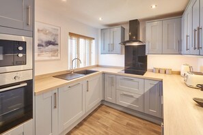 Fridge, microwave, oven, stovetop - Host & Stay | Sea Watcher (Whitby)