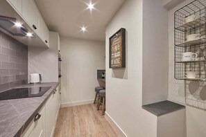 Coffee/tea maker, fridge, microwave, oven