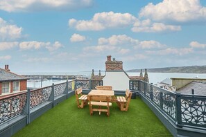 Outdoor dining - Host & Stay | Laguz @ The Merchants Quarters (Scarborough)