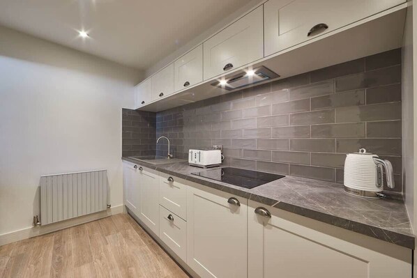 Coffee/tea maker, fridge, microwave, oven - Host & Stay | Laguz @ The Merchants Quarters (Scarborough)