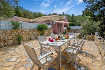 Enjoy your breakfast on the garden of the house