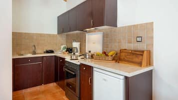 Fridge, oven, coffee/tea maker, toaster