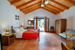WiFi, bed sheets - Paxoi Sunny Serenity - Kirki's Studio with Jacuzzi (Ieromonachos)