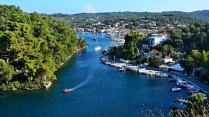 Une ville côtière dotée d’un port de plaisance, de bateaux et de bâtiments qui bordent le front de mer.
