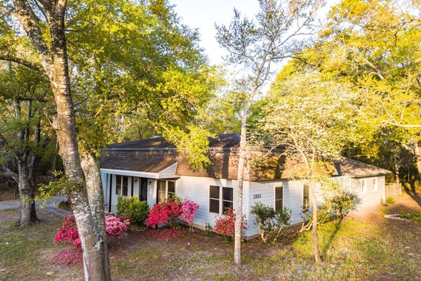 Rum & Redfish Retreat-- close to the beach, far from ordinary!!