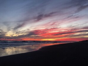 Una spiaggia nelle vicinanze, lettini da mare, teli da spiaggia