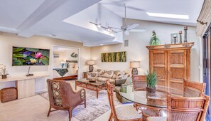 Smart TV, stereo - Just steps to the ocean. (Lahaina)