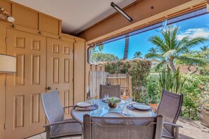 Outdoor dining - Just steps to the ocean. (Lahaina)