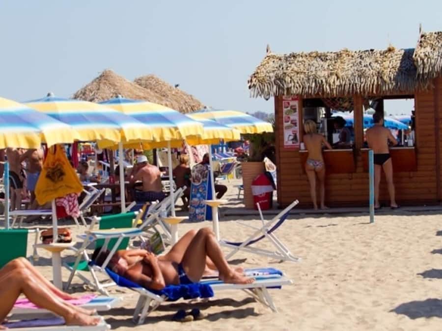 Plage privée, sable blanc, parasols, beach-volley