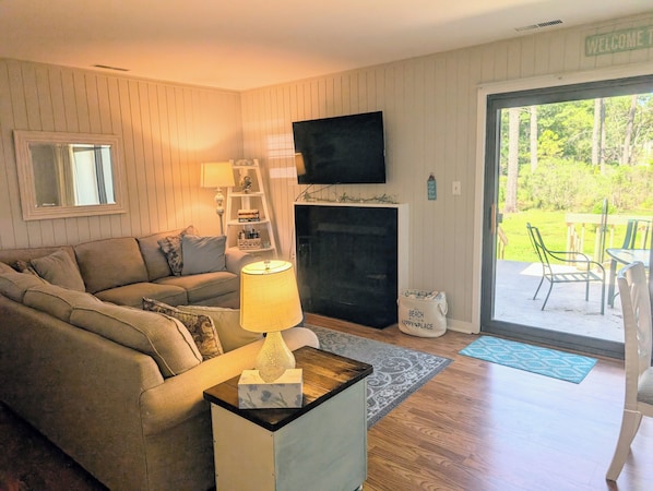 Smart TV, fireplace, books, offices