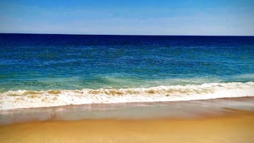 在海灘附近、躺椅