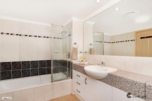 Combined shower/bathtub, hair dryer, towels