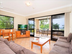TV - Very spacious 2 Bedroom Beachfront Apartment in Yorkeys Knob (Yorkeys Knob)