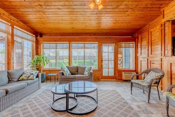 Discount Included! Newly Renovated Home With Spacious Interior &