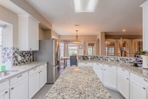 House, 6 Bedrooms | Private kitchen | Fridge, oven, coffee/tea maker, toaster