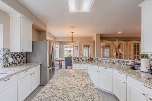 Nhà, 6 phòng ngủ | Bếp riêng | Tủ lạnh, lò nướng, dụng cụ pha cà phê/trà, lò nướng bánh mì 