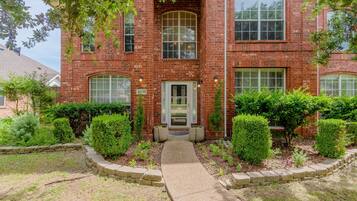 House, 6 Bedrooms | Exterior