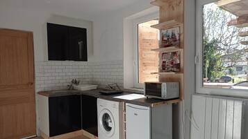 Réfrigérateur, micro-ondes, plaque de cuisson, cafetiÚre/bouilloire
