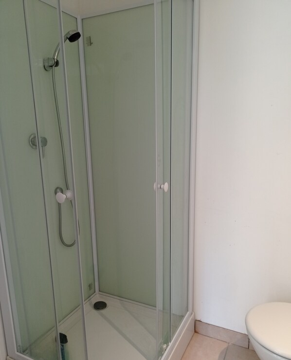 Douche, serviettes fournies, savon, papier toilette