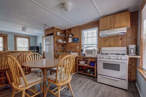 Kühlschrank, Mikrowelle, Herdplatte, Wasserkocher mit Kaffee-/Teezubehör