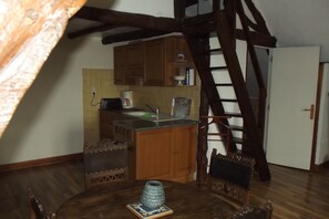 Réfrigérateur, micro-ondes, plaque de cuisson, cafetière/bouilloire