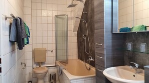 Ensemble douche/baignoire, serviettes fournies, papier toilette