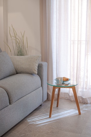 Departamento, 1 habitación, balcón | Área de sala de estar | Televisión de pantalla plana 