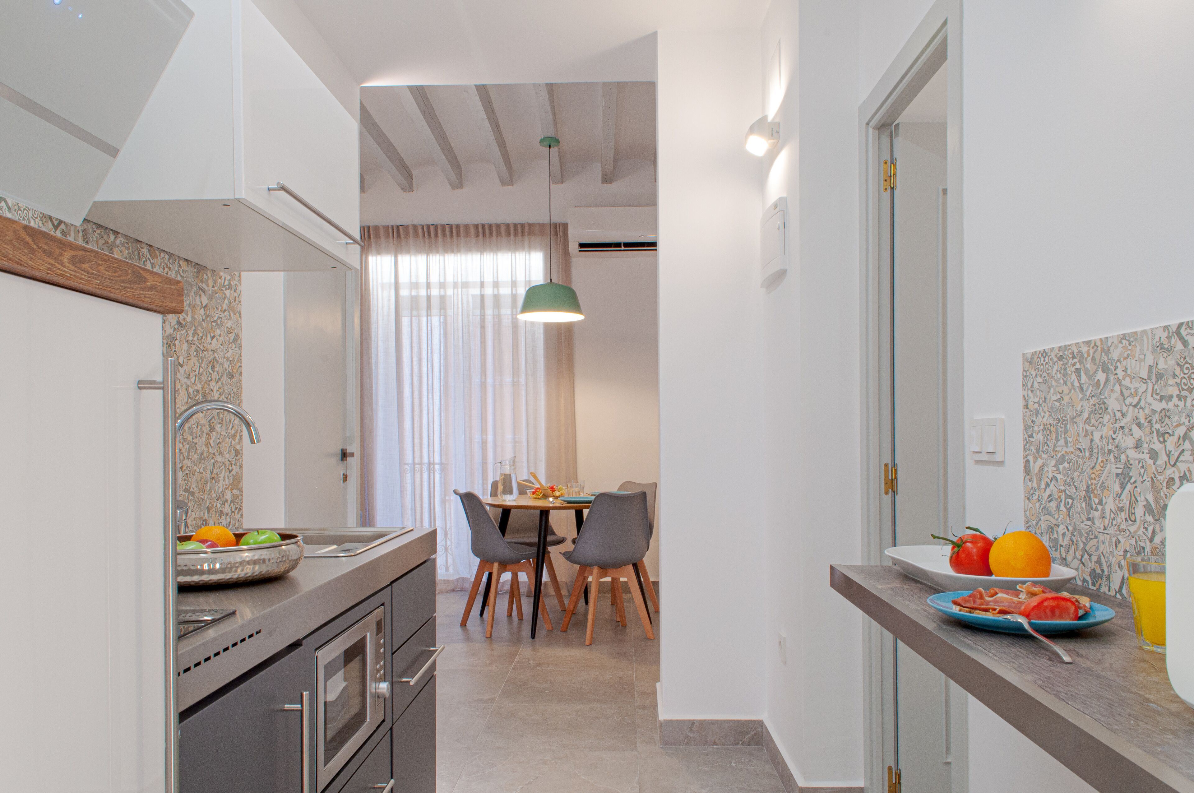 Apartament, 2 dormitoris, balcó | Cuina privada | Frigorífic gran, microones, placa de cuina i bullidora elèctrica 