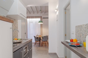 Departamento, 2 habitaciones, balcón | Cocina privada | Refrigerador con congelador, microondas y parrilla de estufa