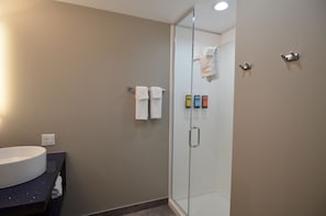 Dusche, kostenlose Toilettenartikel, Haartrockner, Handtücher
