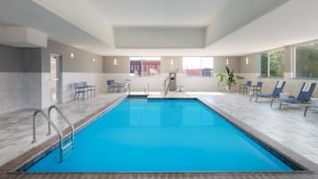 Una piscina cubierta (de 10:00 a 22:00), tumbonas