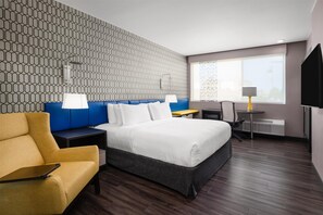 Ropa de cama de alta calidad y caja de seguridad en la habitación 