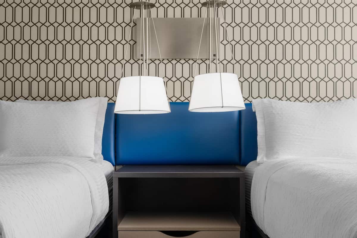 1 Schlafzimmer, hochwertige Bettwaren, Zimmersafe, Schreibtisch