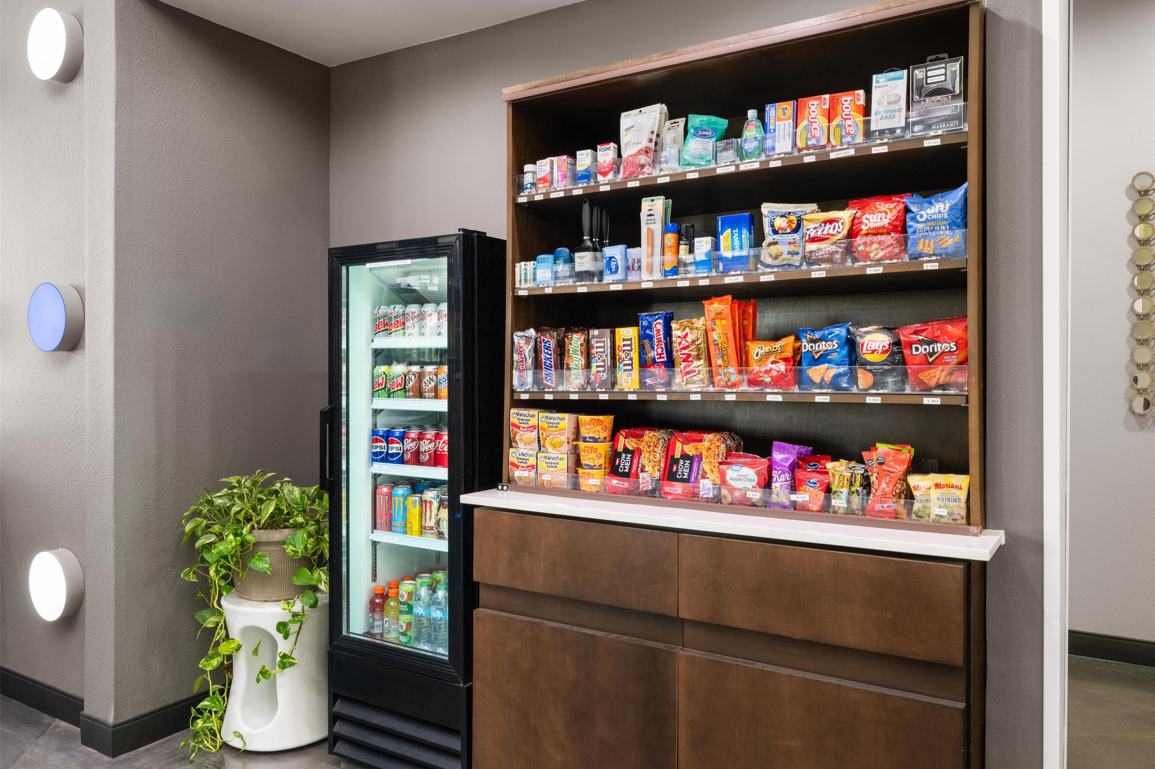 Un quiosco autoservicio con una variedad de snacks y bebidas empaquetadas.