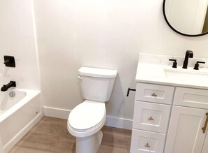 Hair dryer, shampoo - Renovated Townhouse On The Water #5 (Chassell Township)