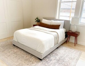 3 bedrooms, travel cot, WiFi - Renovated Townhouse On The Water #5 (Chassell Township)