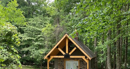 Campfire Retreat with outdoor hot tub under the stars and WiFi
