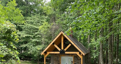 Campfire Retreat with outdoor hot tub under the stars and WiFi 