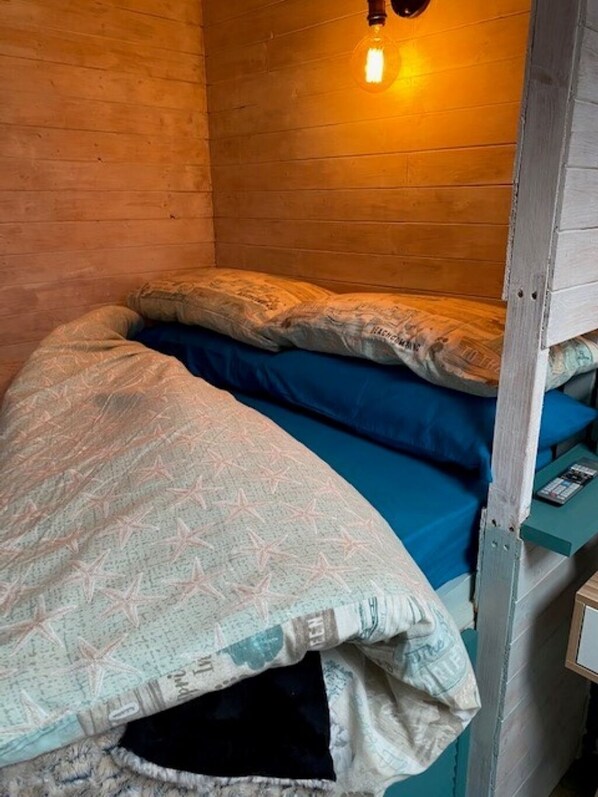 1 bedroom, desk, free WiFi, bed sheets