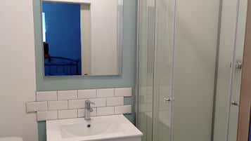 Dusche, HandtĂŒcher, Seife, Toilettenpapier