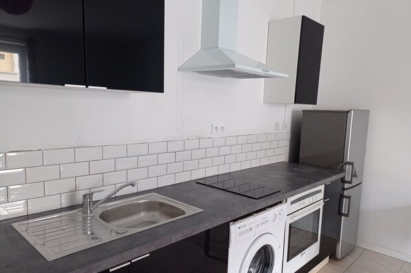 Fridge, microwave, oven, stovetop