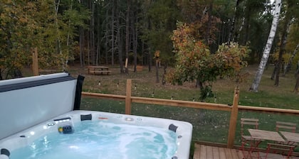 Private cottage with guest cabin, RV Hookup, and hot tub near Whitemouth Lake