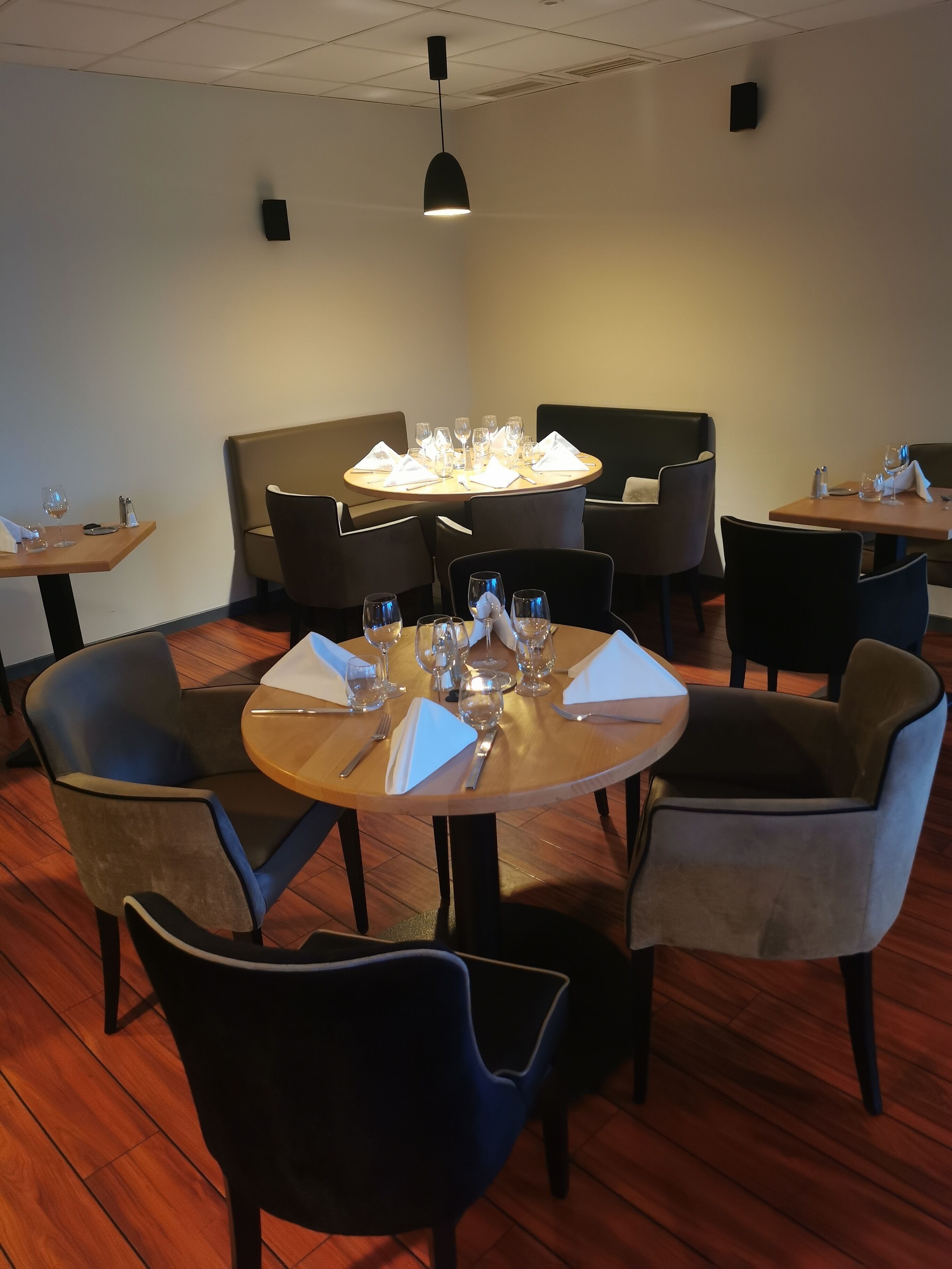 breakfast, lunch, dinner served; french cuisine